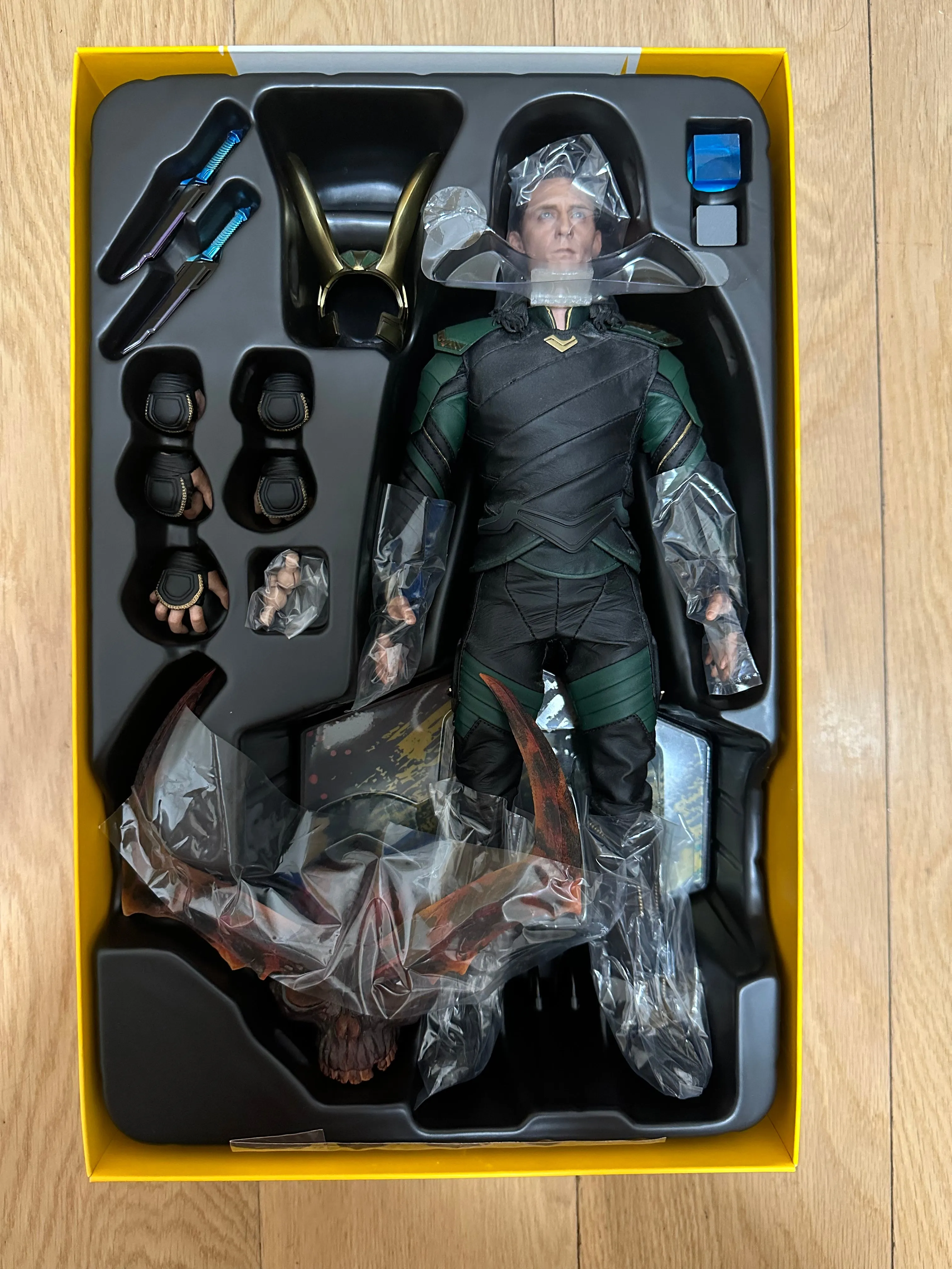 Hottoys Hot Toys 1/6 Scale MMS472 MMS 472 Thor 3 Ragnarok - Loki Action Figure USED 2